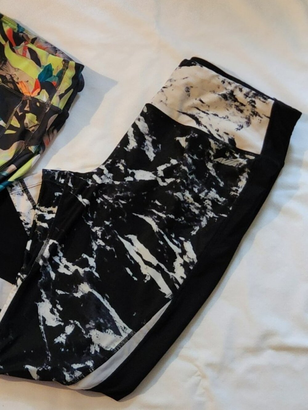 Lot of two pair Avia yoga pants sz L green floral black white marble GUC
